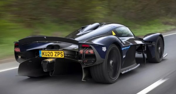 Подобно на T.50, Aston Martin Valkyrie използва двигател Cosworth RA V12 с висока до небето червена линия. 6,5-литровият V12 нсе върти до 11 100 оборота в минута, което е подходящо за кола, която според Aston е по същество F1 превозно средство, предназначено за обществени пътища. 

Cosworth V12 произвежда 1000 конски сили самостоятелно, но съчетан с хибридната система на Valkyrie, ексклузивният Aston избутва границите на уличната мощност до 1140 коня. Подобно на повечето ексклузивни V12 задвижвани автомобили с шест нули, Valkyrie се предлага само в ограничен брой. Valkyrie Spider, например, е ограничен до общо 85 производствени единици.